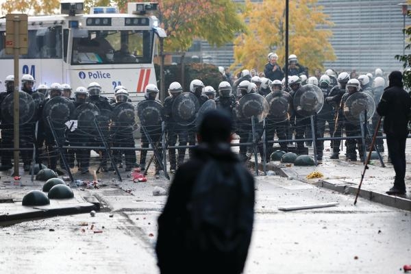 «بؤرة الوباء» تغلق النمسا تماما وتقود أوروبا لاحتجاجات عنيفة