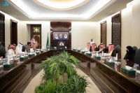 الأمير الفيصل يستعرض تجهيزات «فورمولا 1» السعودية