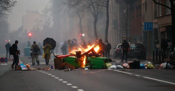 بروكسل.. احتجاج الآلاف رفضا لقيود كورونا