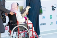 فتاة تتحدى الإعاقة بـ«أنا أقدر» في مهرجان الصقور