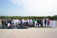 120 طالبا ينظفون 300 متر بساحل سنابس في القطيف