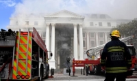حريق ضخم في برلمان جنوب إفريقيا يدمر طابقاً بالكامل