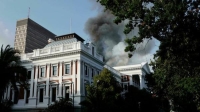 السيطرة على حريق البرلمان في "كيب تاون" بجنوب أفريقيا