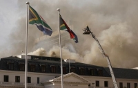 السيطرة على حريق برلمان جنوب أفريقيا مرّة أخرى بعد تجدد اشتعال النيران