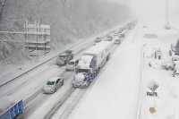 أمريكا.. عاصفة جليدية تغلق طريقاً رئيسياً في فرجينيا