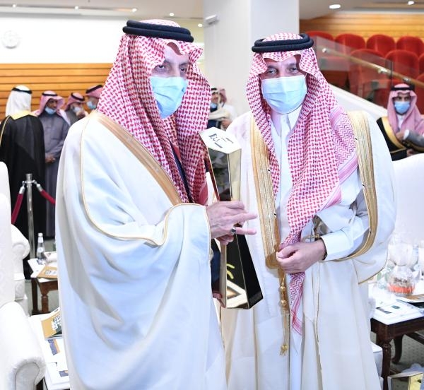 أمير الشرقية يسلم «كأس الأمير نايف بن عبدالعزيز» للفائز بالسباق 