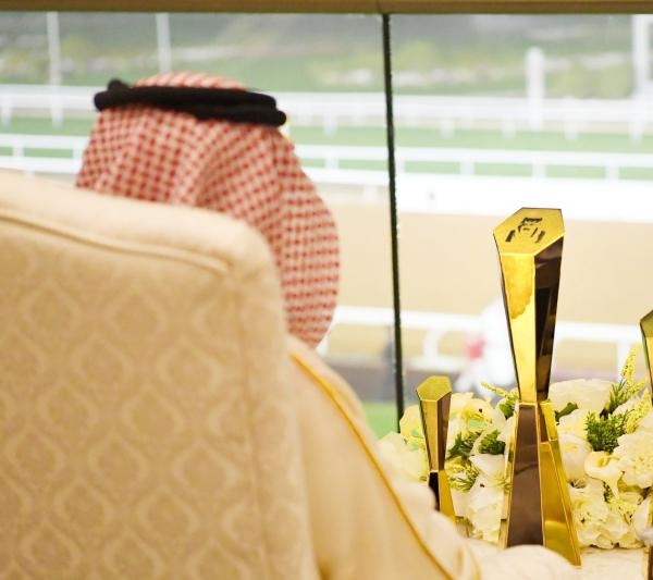 أمير الشرقية يسلم «كأس الأمير نايف بن عبدالعزيز» للفائز بالسباق 