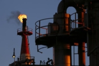 أسعار النفط ترتفع وسط توقعات استمرار شح في الإمدادات