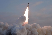 كوريا الشمالية تختبر إطلاق صاروخين تكتيكيين موجهين