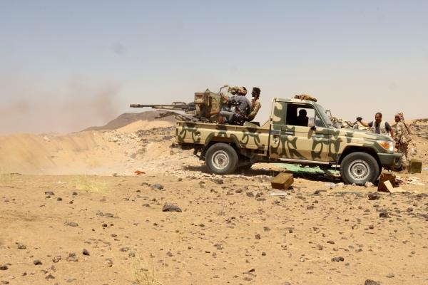 عمليات الجيش اليمني والعمالقة والمقاومة مستمرة بمساندة جوية من التحالف (رويترز)