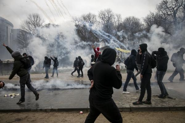 بروكسل.. الشرطة تفرق محتجين على قيود كورونا وتعتقل 60