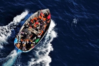 نهاية مؤلمة.. 7 مهاجرين يتجمدون حتى الموت على متن قارب