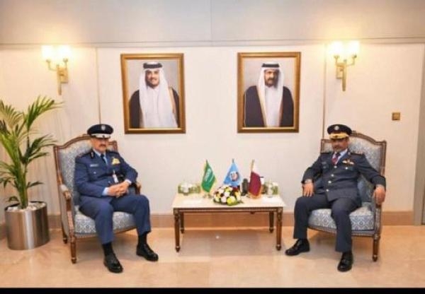 قائد القوات الجوية يبحث تعزيز العمل المشترك مع قطر