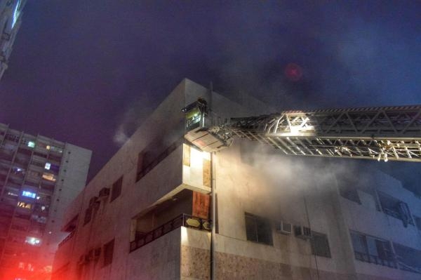 بالصور.. السيطرة على حريق في جدة ونقل 5 للمستشفى