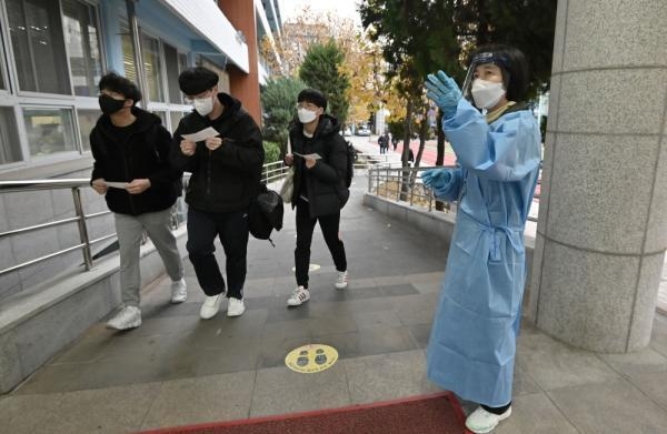 كوريا الجنوبية.. إصابات كورونا تتجاوز 17 ألف حالة مع سرعة انتشار «أوميكرون»