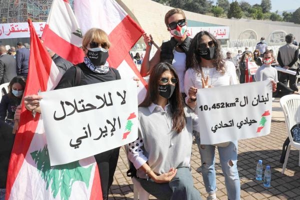 محتجات لبنانيات ضد تدخل إيران السافر عبر أذرعه في بلادهن (اليوم)