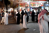 صور.. «سوق الحَب» يشهد توافد المتسوقين مع قرب عيد الفطر