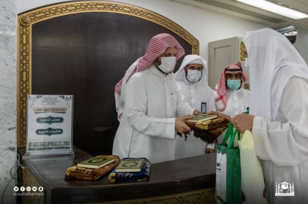 توزّيع أكثر من 1000 مصحف لقاصدي المسجد الحرام