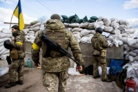 بايدن يوقع قانونا يسهل تسليم الأسلحة إلى أوكرانيا