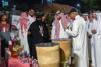 محافظ الطائف يزور مهرجان «طائف الورد»