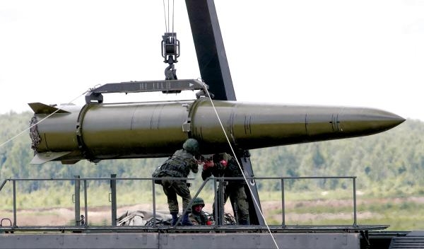 جنود روس يجهزون منظومة «إسكندر» التكتيكية في رسالة للغرب (رويترز)