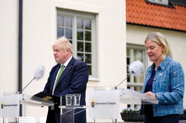 رئيسة الوزراء السويدية ونظيرها البريطاني بعد اتفاقية أمنية بين البلدين (رويترز)