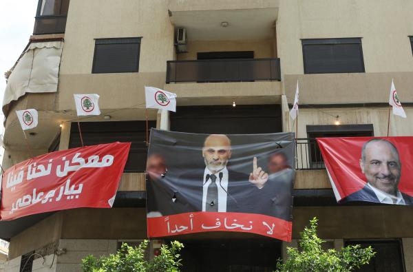 
لافتة كتب فيها «لا نخاف أحدا» وتعلوها صورة سمير جعجع في عين الرمانة بلبنان (رويترز)