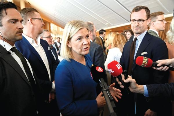 رئيسة وزراء السويد تتحدث لوسائل الإعلام قبل جلسة تناقش عضوية بلادها بـ«ناتو» (رويترز)