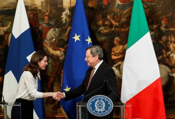 رئيس وزراء إيطاليا يصافح رئيسة الحكومة الفنلندية خلال زيارتها العاصمة روما (رويترز)