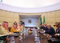 وزير الخارجية يتعرض العلاقات الثنائية مع نظيره الجزائري