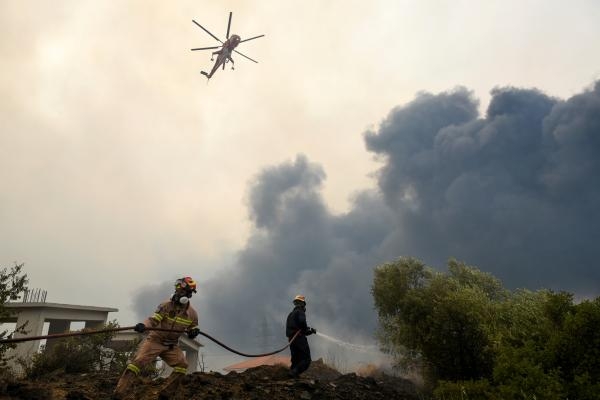 استعار حريق غابات قرب أثينا وبدء عمليات إجلاء