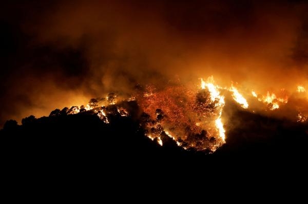 إجلاء أكثر من 3000 شخص بسبب حرائق الغابات في إسبانيا