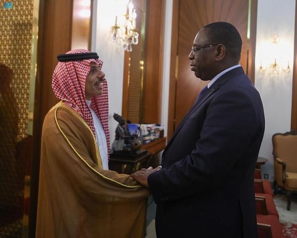 وزير الخارجية ينقل تحيات القيادة لرئيس السنغال