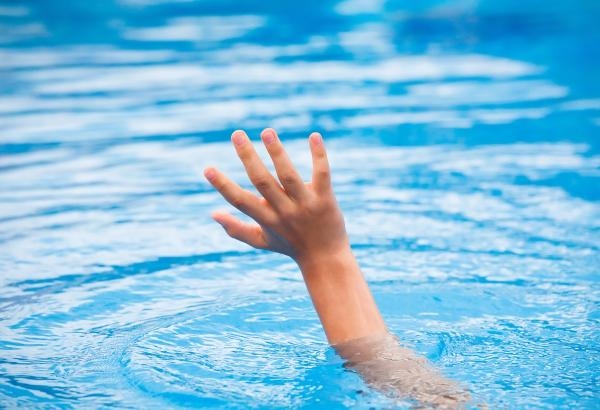 التحقق من وسائل السلامة يقلل احتمالات الغرق في المسابح