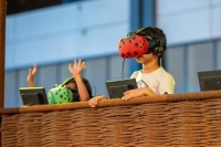 الأطفال يمارسون ألعاب الواقع الافتراضي بموسم جدة