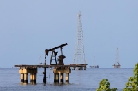 النفط يصعد مع تفوق مخاوف الإمداد على زيادة مخزونات الوقود الأمريكية