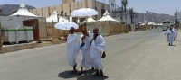 حجاج بيت الله الحرام يتوافدون إلى جبل عرفات لتأدية الركن الأعظم