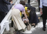رئيس الوزراء الياباني السابق شينزو آبي يرقد على الأرض بعد إطلاق النار عليه- رويترز