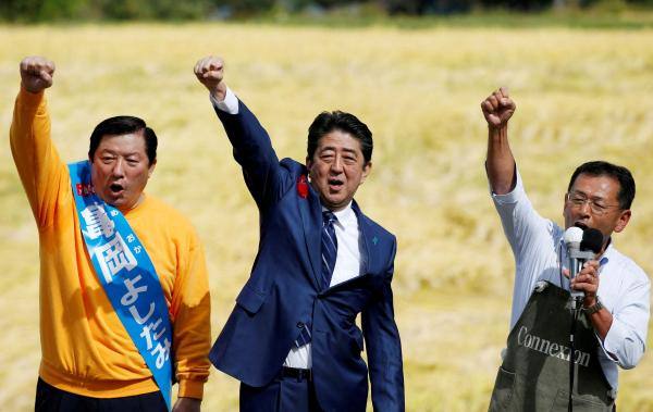 شينزو آبي خلال إحدى الحملات الانتخابية - رويترز 