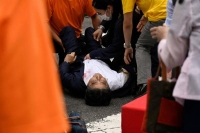 رئيس الوزراء الياباني السابق شينزو آبي يرقد على الأرض بعد إطلاق النار عليه خلال حملة انتخابية في نارا- رويترز