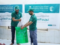 السلال الغذائية تستمر في تقديمها في المحافظات اليمنية (حساب مركز الملك سلمان للإغاثة بتويتر)