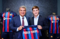الإسباني الصاعد بابلو توري بعد توقيع عقد انضمامه لبرشلونة - الموقع الرسمي للنادي