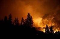 حريق غابات يجبر 2000 من سكان شمال كاليفورنيا على النزوح