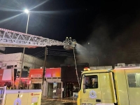 "مدني تبوك" يباشر حريقًا في محال تجارية جراء ماس كهربائي
