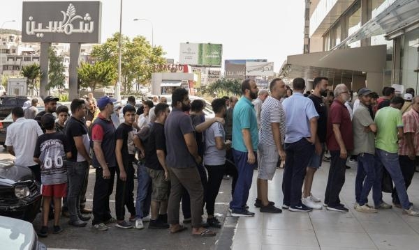 اللبانيون يعيشون أزمة خبز في عهد الحكومة الحالية دون مساع لحلها (رويترز)