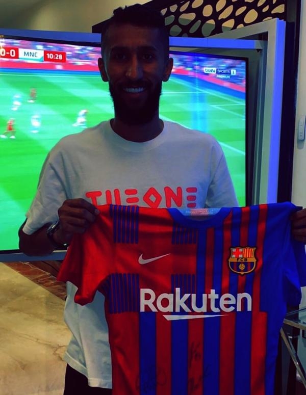 سلمان الفرج يحمل قميص برشلونة موقعًا من نجوم الفريق - صورة من حسابه الرسمي على 