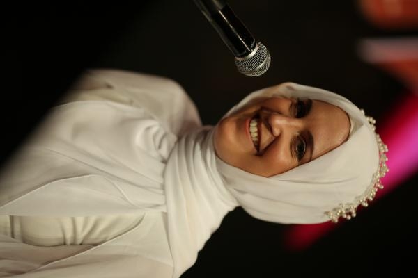 فنانة إنجليزية تعتنق الإسلام حباً فى الرسول وتغني إحتفالاً برأس السنة الهجرية 