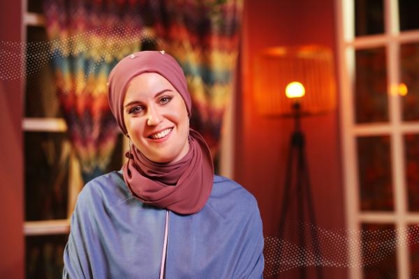 فنانة إنجليزية تعتنق الإسلام حباً فى الرسول وتغني إحتفالاً برأس السنة الهجرية 