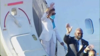 نانسي بيلوسي تلوح وهي تستقل الطائرة قبل مغادرة مطار تايبيه - رويترز