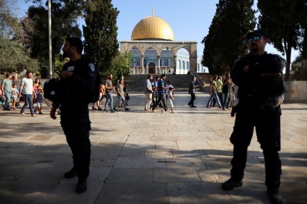 عناصر من شرطة الاحتلال ومستوطنون يهود أمام مسجد قبة الصخرة في القدس (رويترز)